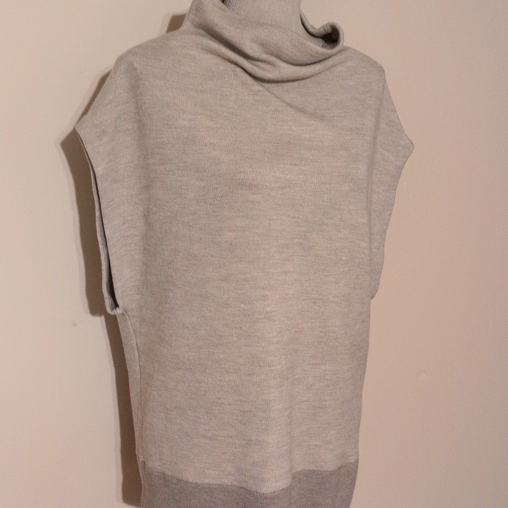 Club Monaco wool sleeveless sweater M-L